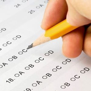 Hand met potlood dat een meerkeuzevraag beantwoordt. Deze afbeelding wordt gebruikt voor de informatie bij het strategisch aanpakken van een meerkeuzevraag.
